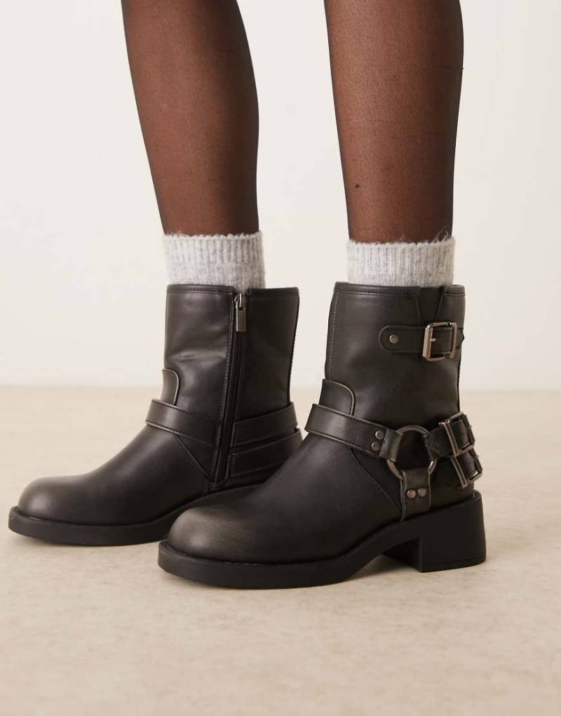 New Look - Biker-Stiefel in verwaschenem Schwarz in abgenutzter Optik mit Metalldetail von New Look