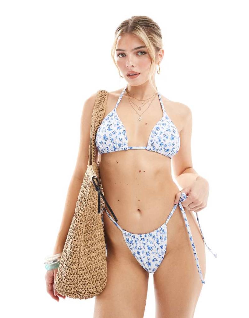 New Look - Bikinihöschen in Blau und Weiß mit Blümchenmuster von New Look