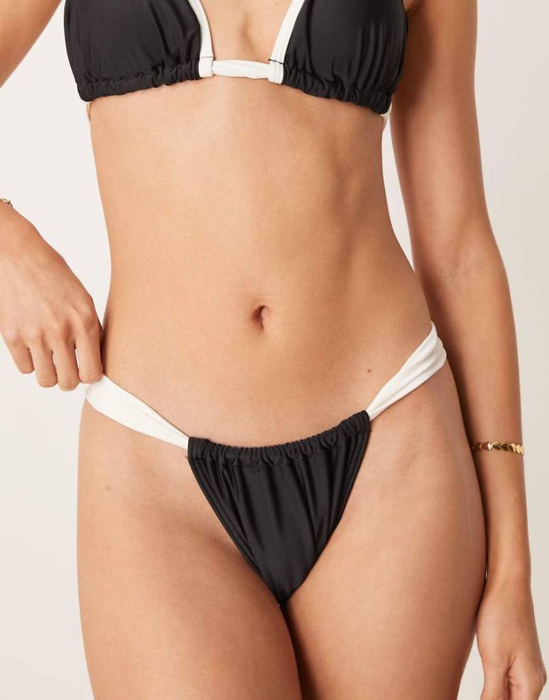 New Look - Bikinihose in Schwarz mit farblich abgesetzten Riemen von New Look