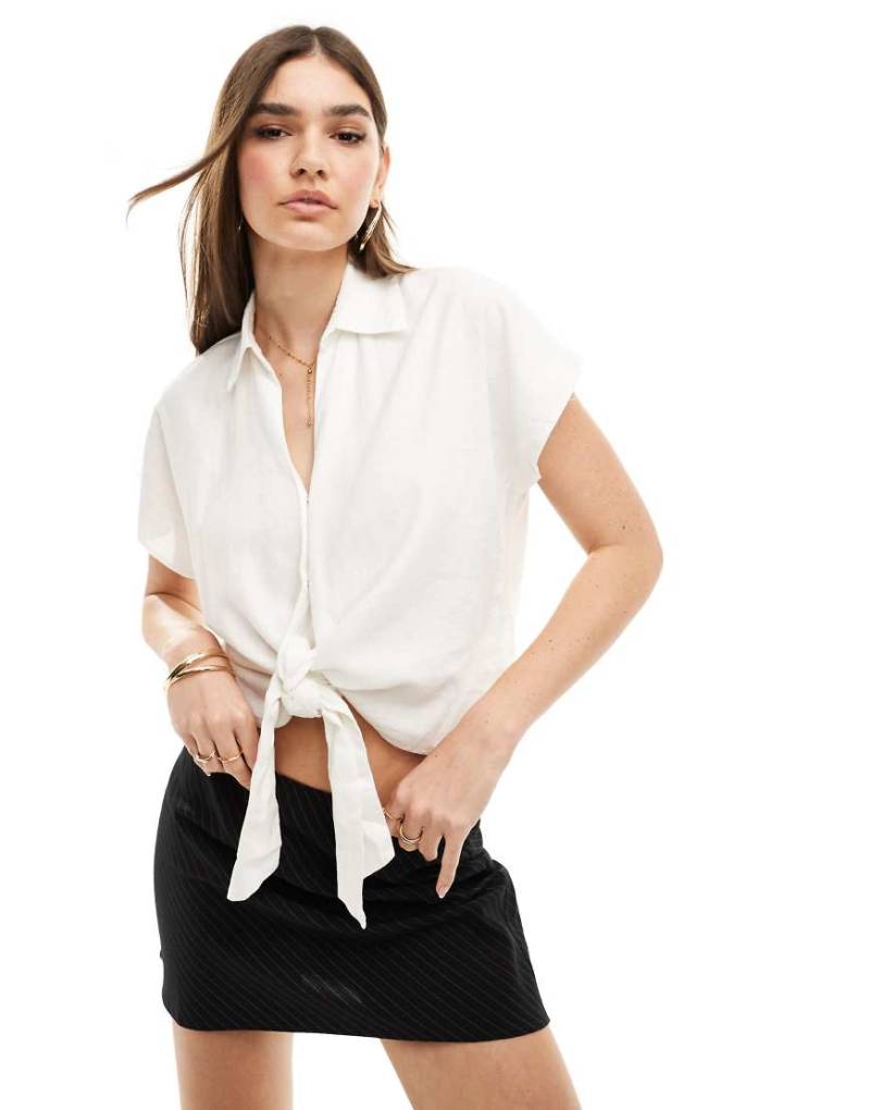 New Look - Bluse in gebrochenem Weiß aus Leinenmix mit Binde-Design vorn von New Look