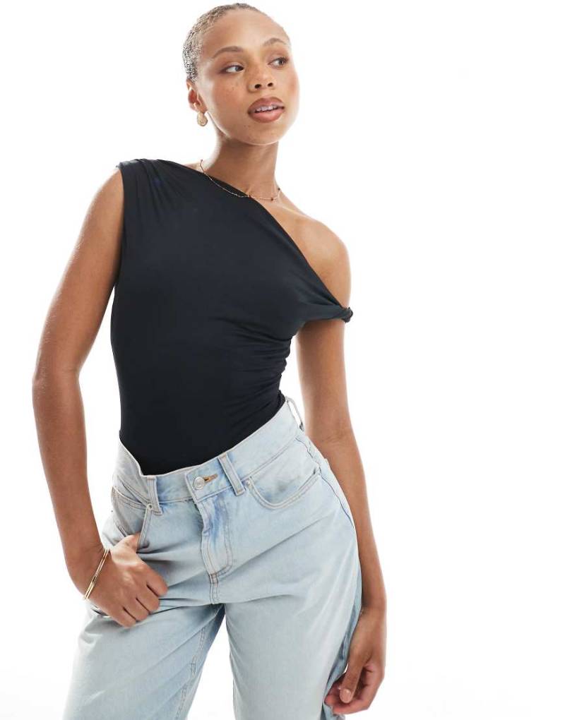 New Look - Body in Schwarz mit abfallender Schulterpartie von New Look