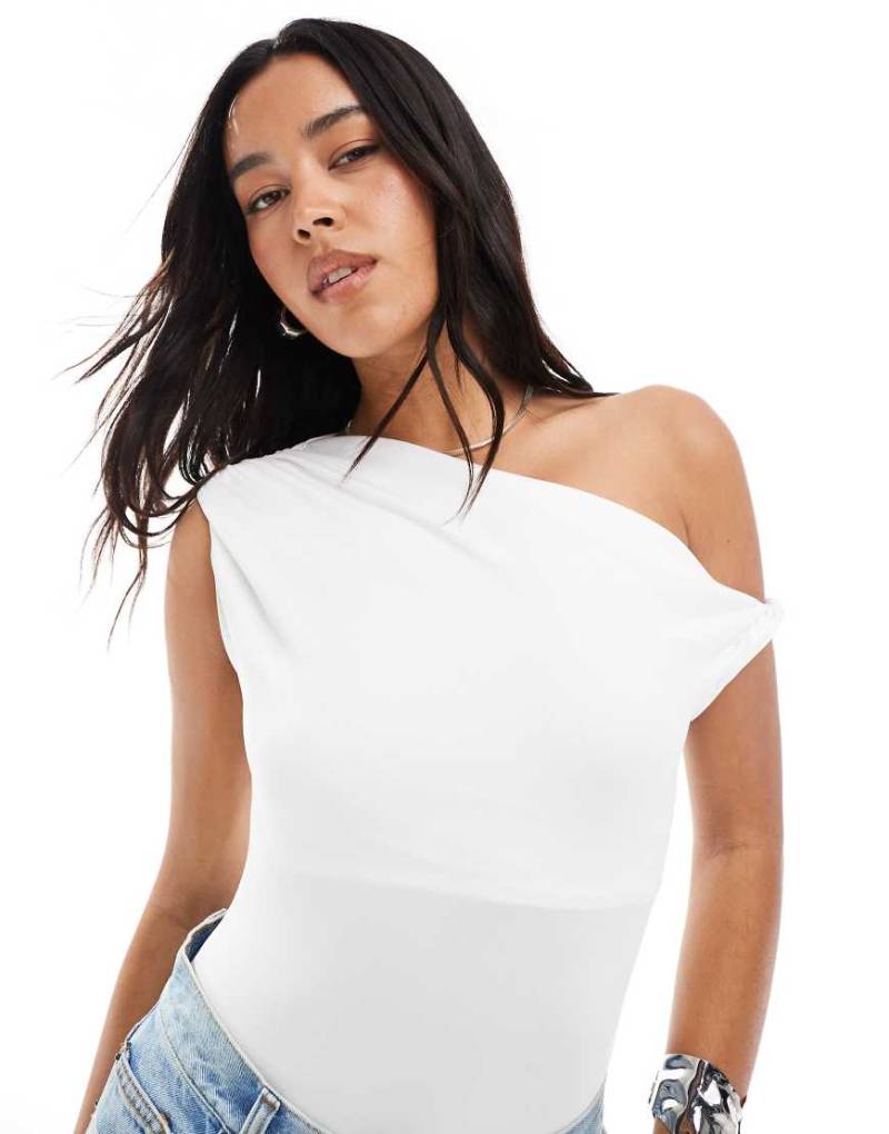 New Look - Body in Weiß mit abfallender Schulterpartie von New Look