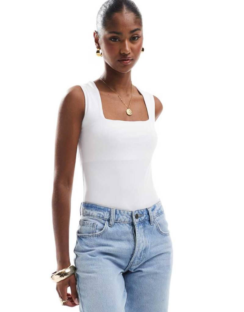 New Look - Bodysuit in Weiß mit eckigem Ausschnitt von New Look