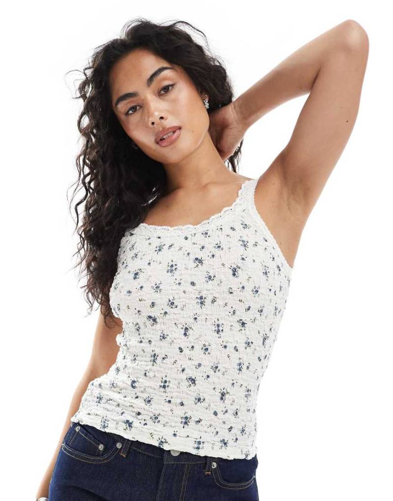 New Look - Camisole in Creme mit Blumenmuster, Knitterstruktur und Spitzenrand-Weiß von New Look