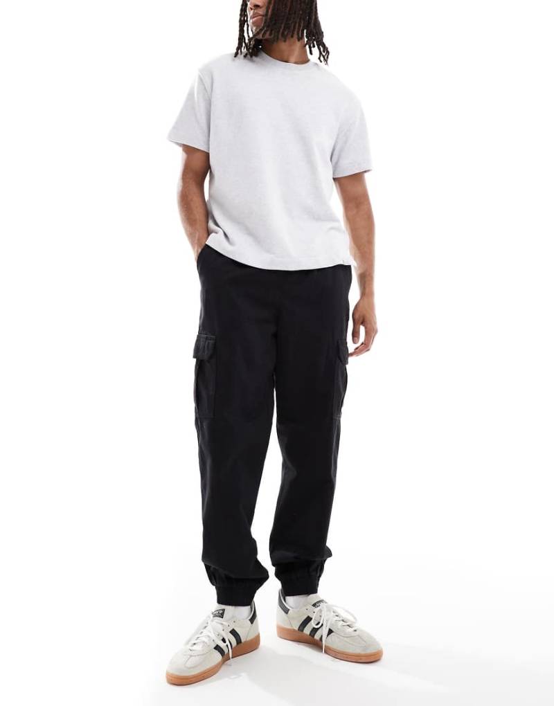 New Look - Cargohose in Schwarz mit Bündchen New Look - Cargohose in Schwarz mit Bündchen von New Look