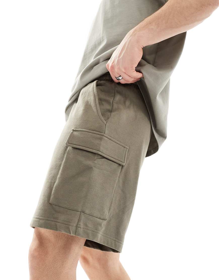 New Look - Cargoshorts aus Jersey in Dunkelkhaki-Grün von New Look