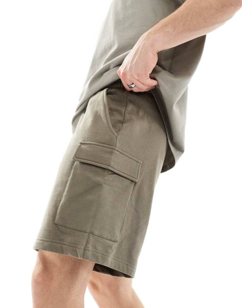 New Look - Cargoshorts aus Jersey in Dunkelkhaki-Grün von New Look