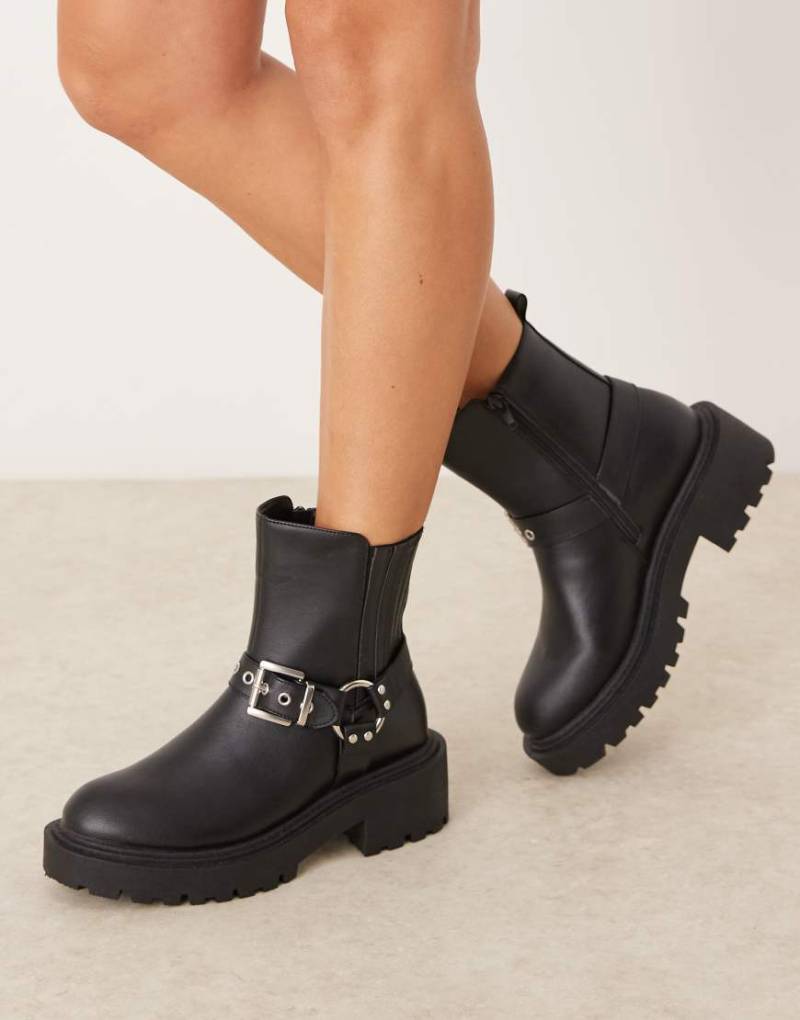 New Look - Chelsea-Bikerstiefel in Schwarz mit Schnallendetail von New Look