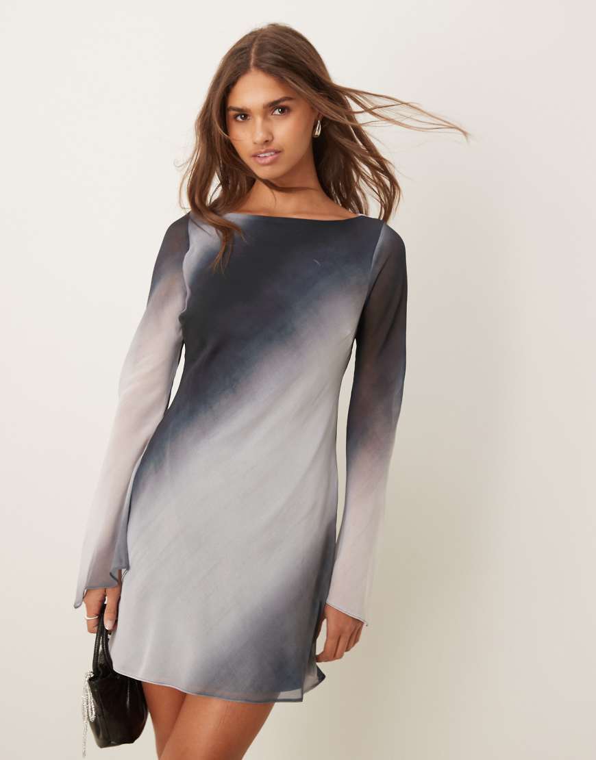 New Look - Chiffon-Minikleid in Grau mit Farbverlauf und ausgestellten Ärmeln New Look - Chiffon-Minikleid in Grau mit Farbverlauf und ausgestellten Ärmeln von New Look