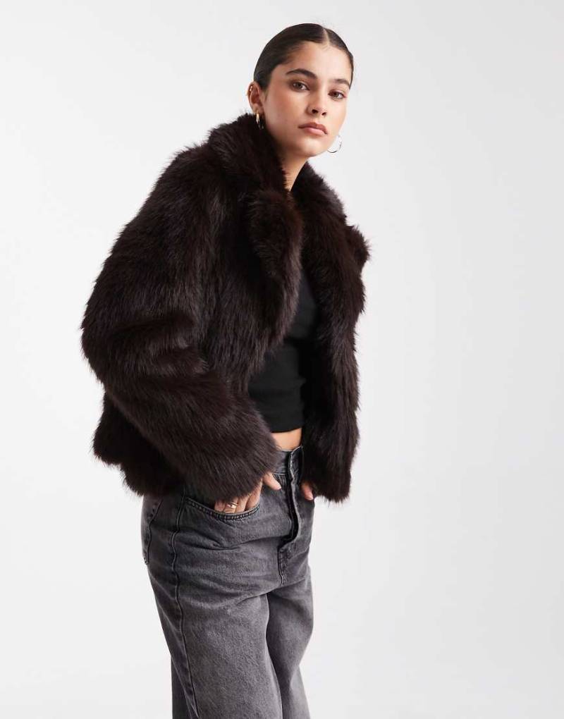 New Look - Cropped-Jacke aus Kunstpelz in Braun-Brown von New Look