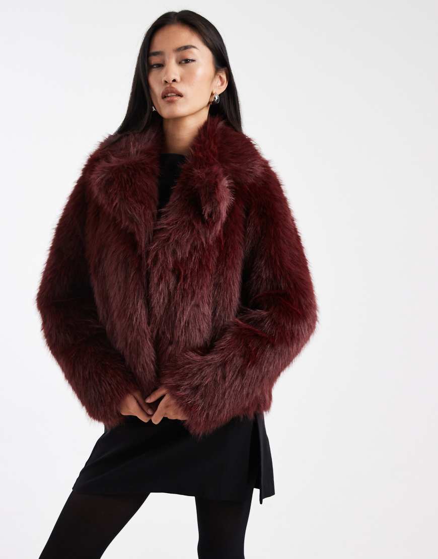 New Look - Cropped-Jacke aus Kunstpelz in Burgunderrot von New Look