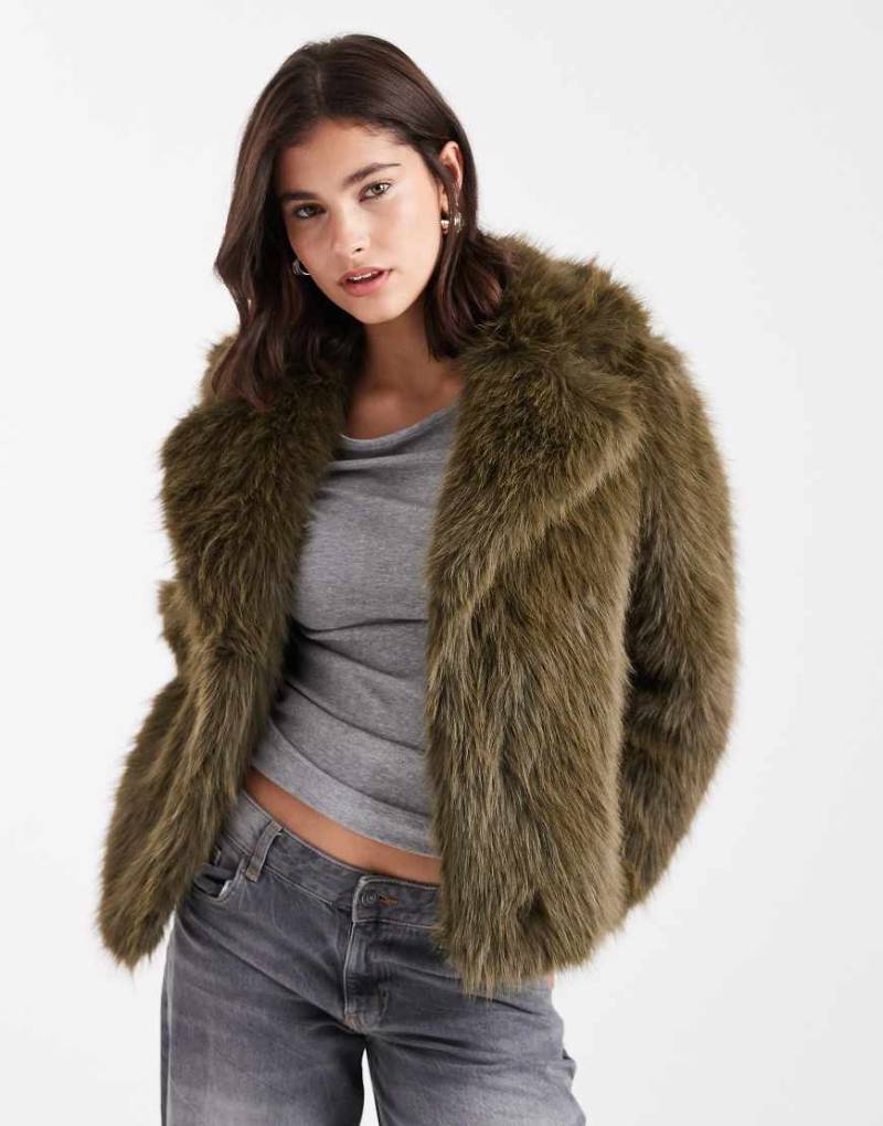 New Look - Cropped-Jacke aus Kunstpelz in Khaki-Grün von New Look