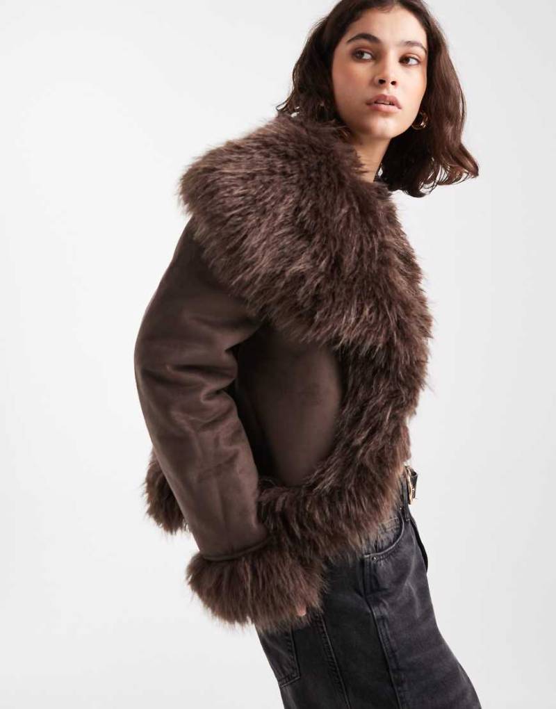 New Look - Cropped Jacke aus Wildlederimitat und Kunstpelz in Braun-Brown New Look - Cropped Jacke aus Wildlederimitat und Kunstpelz in Braun-Brown von New Look