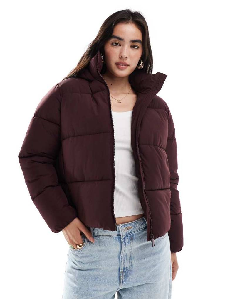 New Look - Cropped Puffer-Mantel in Burgunderrot von New Look