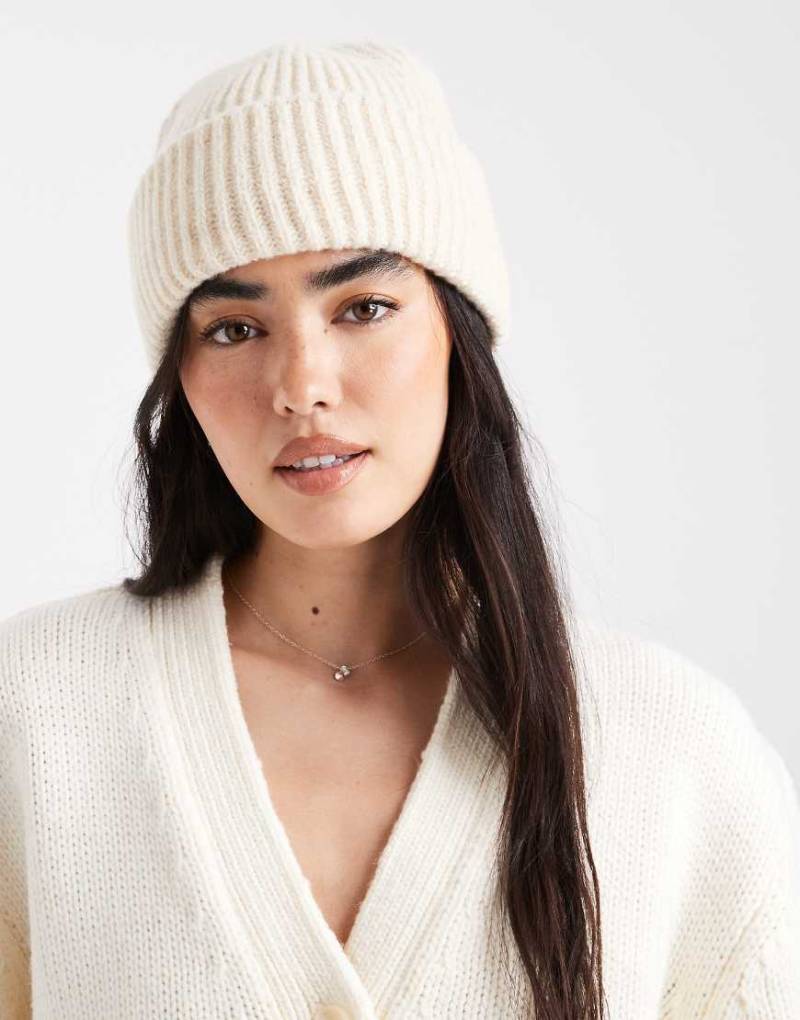 New Look - Dicke Beanie in Cremeweiß von New Look