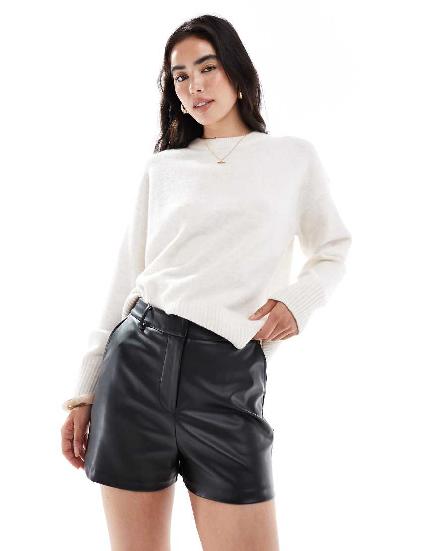 New Look - Elegante Shorts aus Kunstleder in Schwarz von New Look