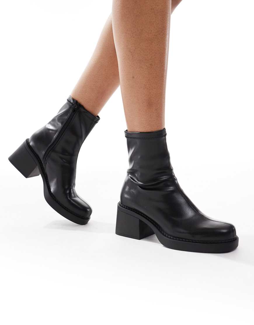 New Look - Eng anliegende Stiefel in Schwarz mit dicker Sohle von New Look