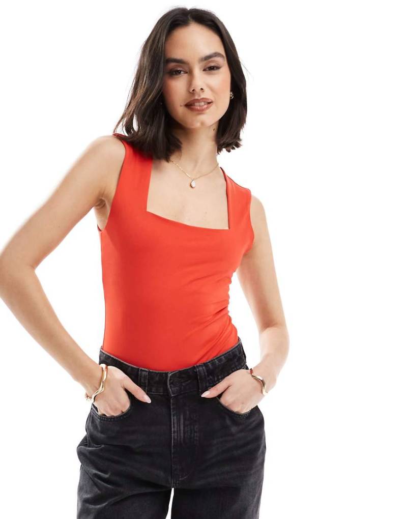 New Look - Figurbetonter Body in Rot mit eckigem Ausschnitt von New Look