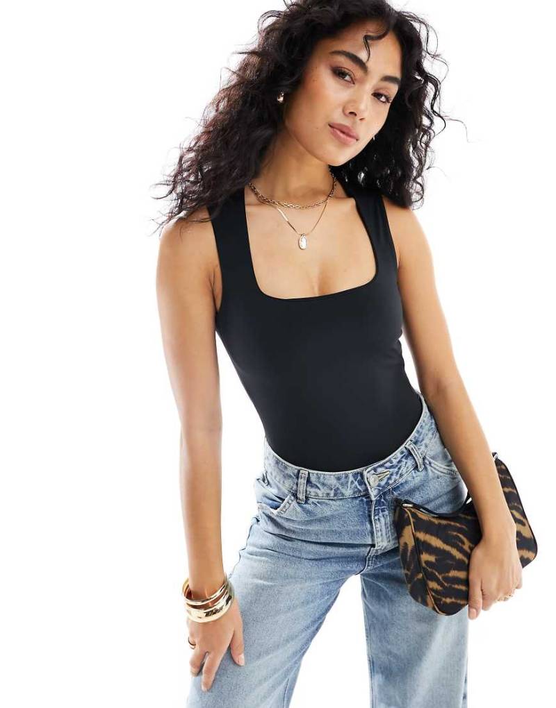 New Look - Figurbetonter Body in Schwarz mit eckigem Ausschnitt von New Look