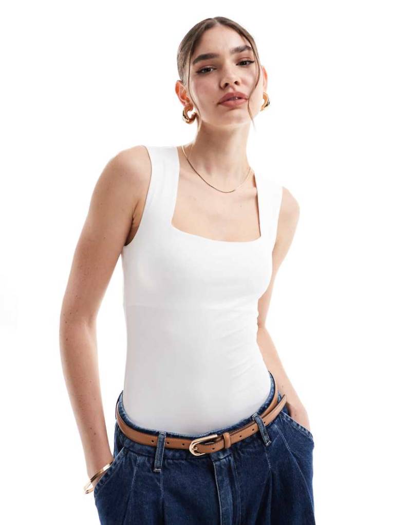 New Look - Figurbetonter Body in Weiß mit eckigem Ausschnitt von New Look