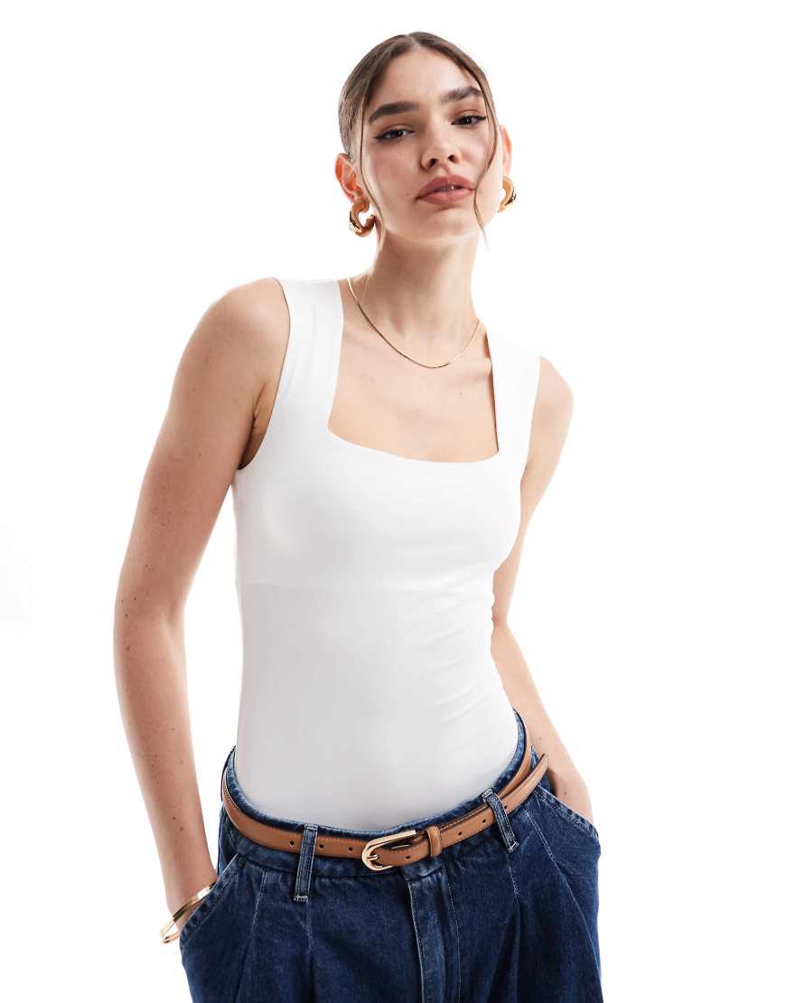 New Look - Figurbetonter Body in Weiß mit eckigem Ausschnitt von New Look