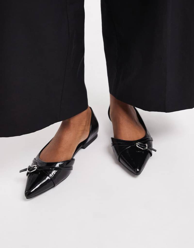 New Look - Flache, spitze Ballerinas in Schwarz mit Schnalle von New Look