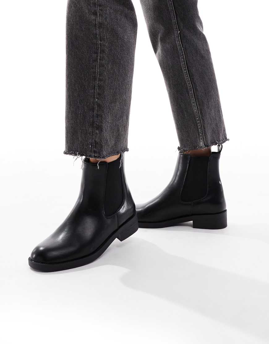 New Look - Flache Chelsea-Stiefel in Schwarz von New Look