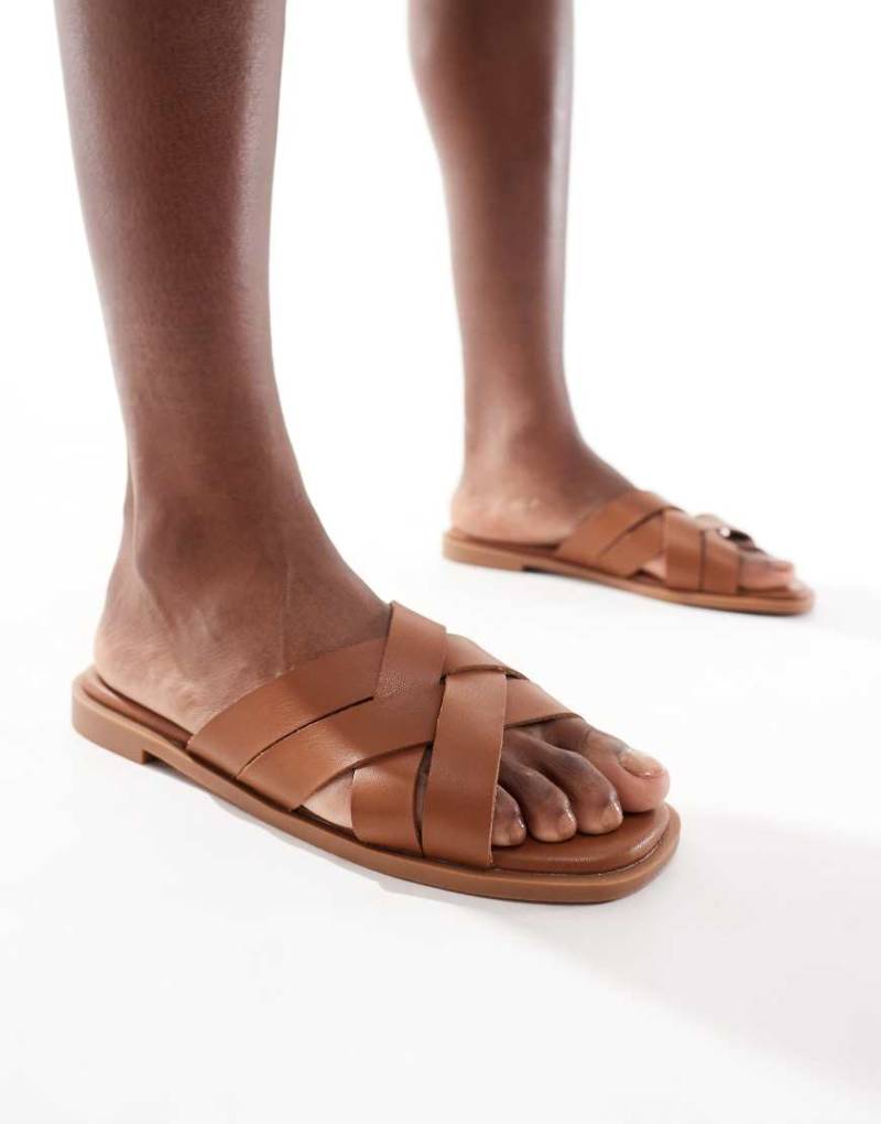 New Look - Flache Sandalen in Hellbraun mit Riemen in Weboptik von New Look