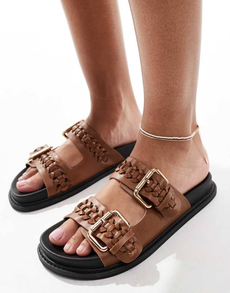 New Look - Flache Sandalen in Hellbraun mit zwei Schnallen von New Look
