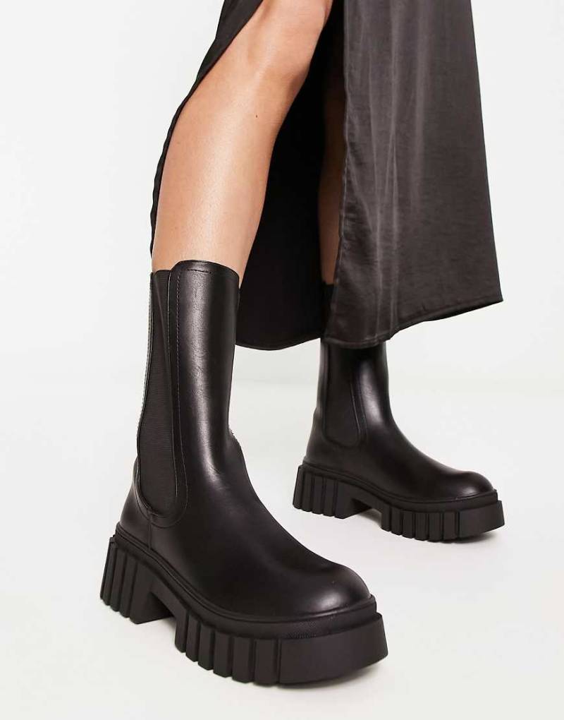 New Look - Flache Stiefel in Schwarz mit dicker Profilsohle von New Look