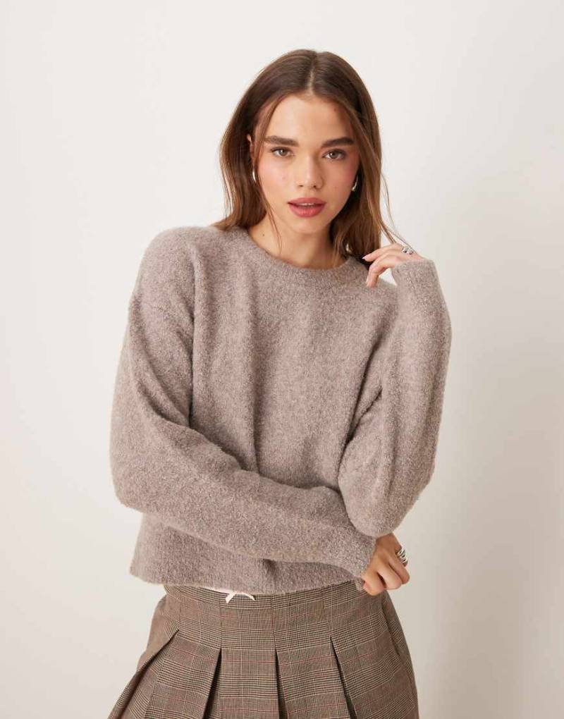 New Look - Flauschiger Pullover aus Bouclé in Nerzbeige-Neutral von New Look