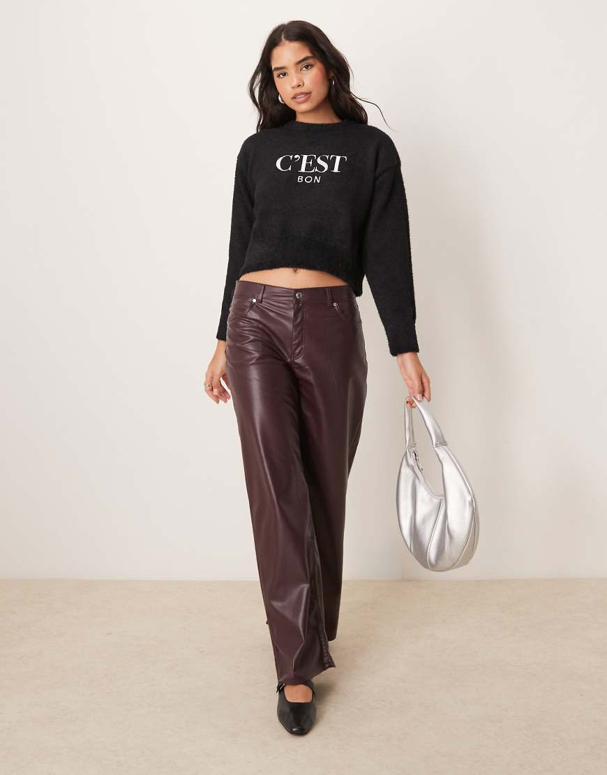 New Look - Flauschiger Pullover in Schwarz mit „C'est Bon"-Logo von New Look