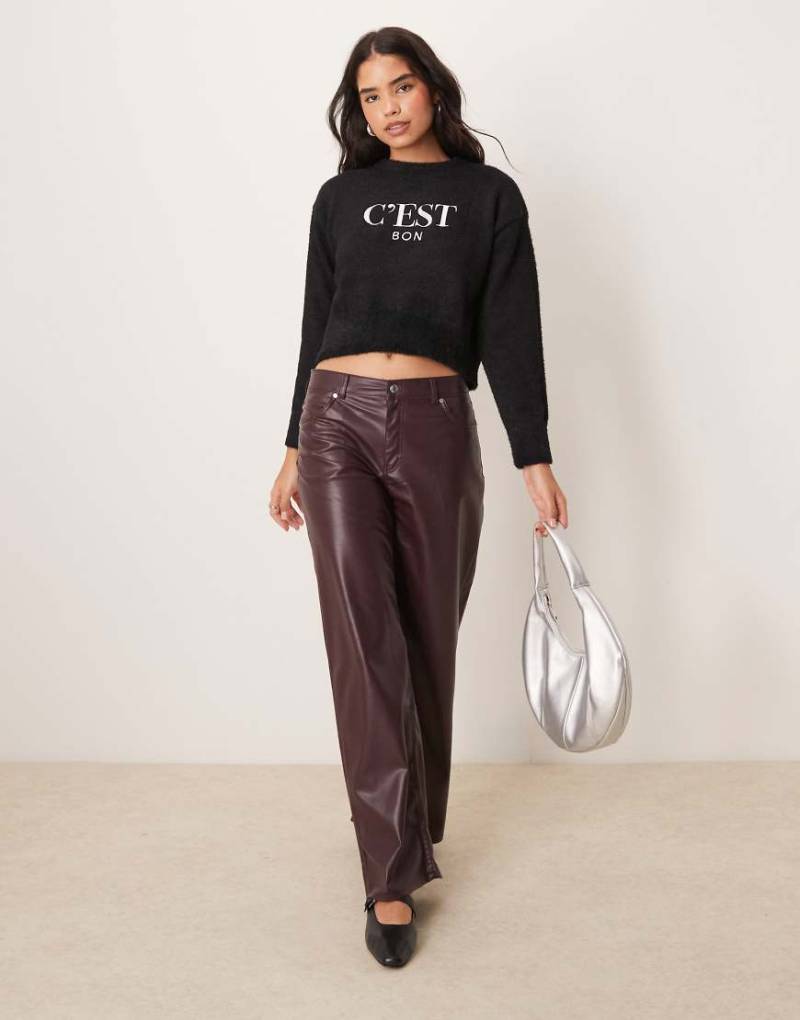 New Look - Flauschiger Pullover in Schwarz mit „C'est Bon"-Logo von New Look