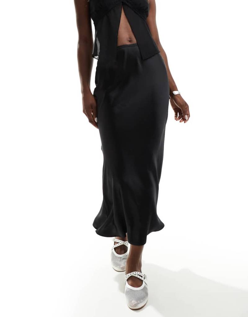 New Look - Fließender Midirock aus Satin in Schwarz von New Look