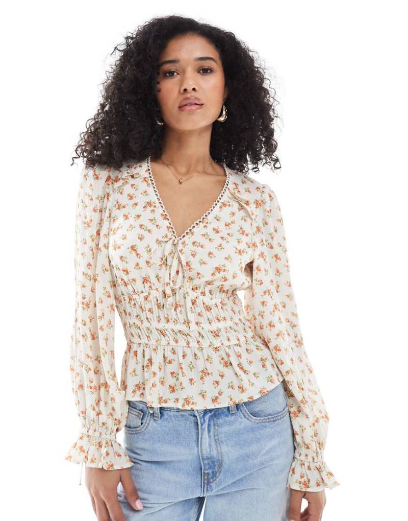 New Look - Freizeit-Oberteil in Creme mit Blümchenmuster und V-Ausschnitt-Weiß von New Look