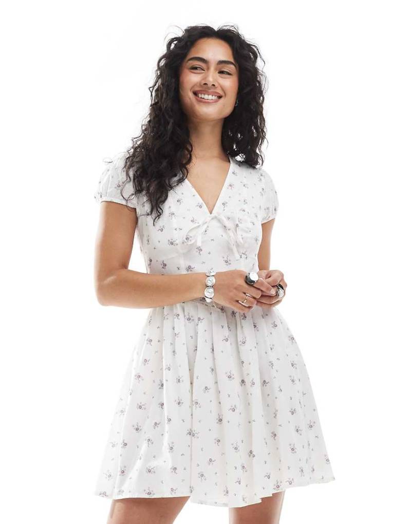 New Look - Freizeitkleid in Weiß geblümt mit Korsettdetail von New Look