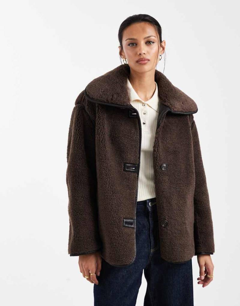 New Look - Gebondete Jacke aus Kunstpelz in Braun-Brown von New Look