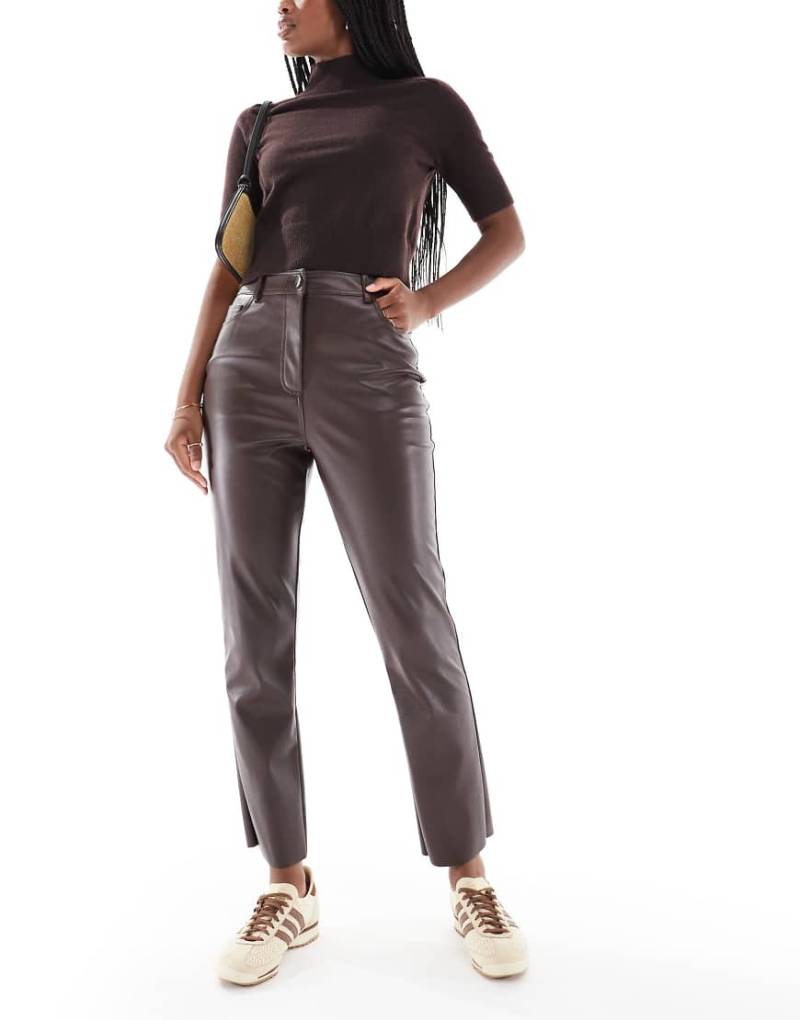 New Look - Gerade geschnittene Hose aus Kunstleder in Braun New Look - Gerade geschnittene Hose aus Kunstleder in Braun von New Look