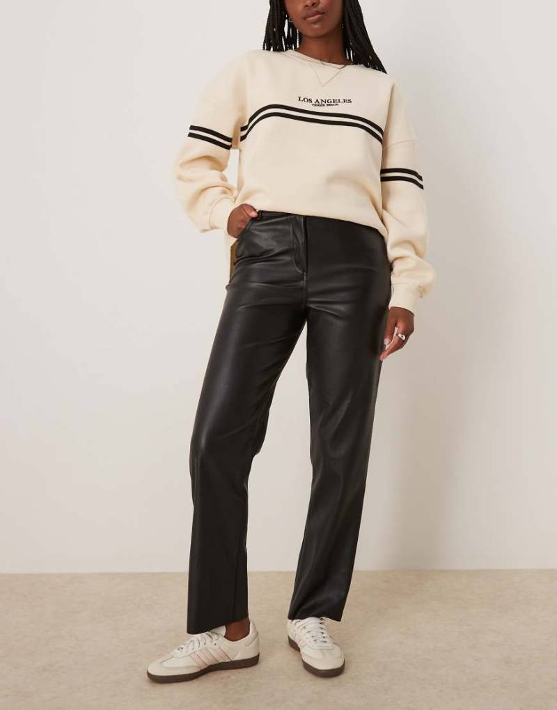 New Look - Gerade geschnittene Hose in schwarzer Lederoptik von New Look