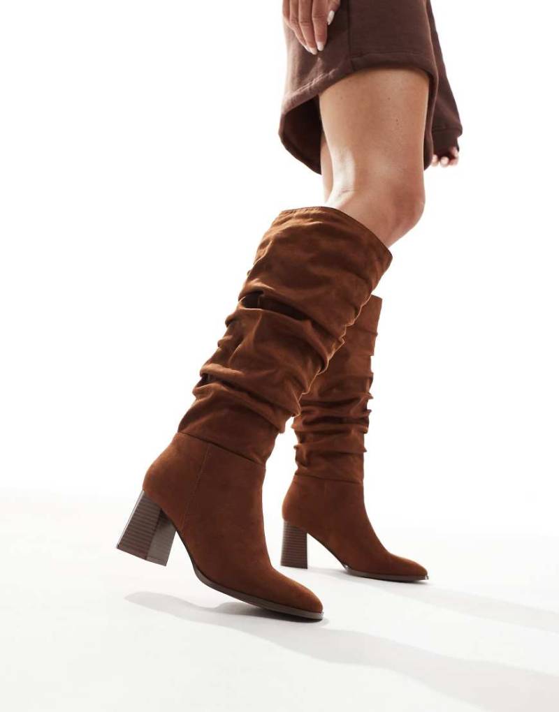 New Look - Geraffte, kniehohe Stiefel in Hellbraun aus Wildlederimitat mit Blockabsatz von New Look