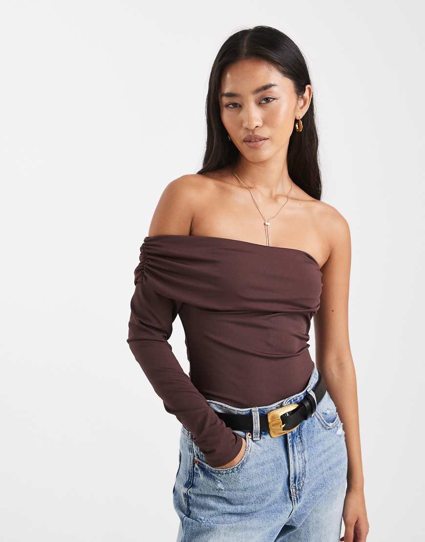 New Look - Geraffter Body in Braun mit einem Ärmel-Brown von New Look