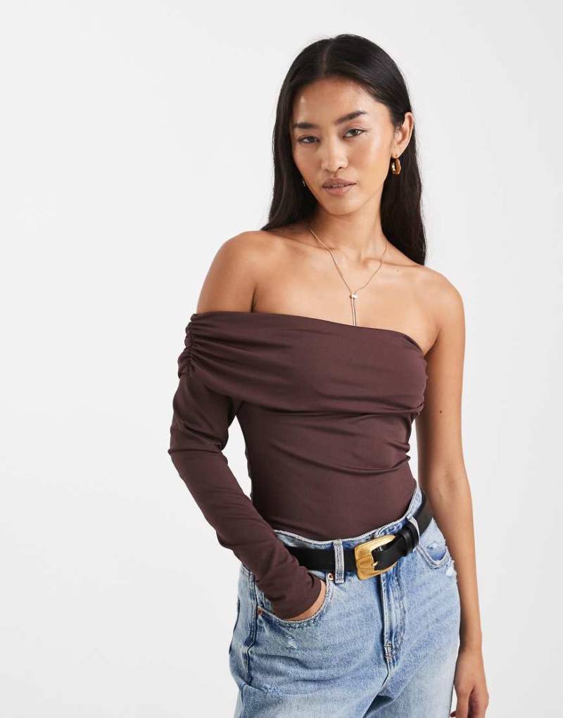 New Look - Geraffter Body in Braun mit einem Ärmel-Brown von New Look