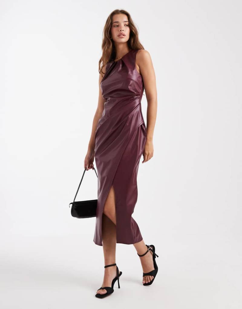 New Look - Gerafftes Midi-Wickelkleid aus Kunstleder in Burgunderrot von New Look