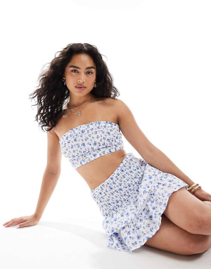 New Look - Gerafftes kurzes Top in Weiß mit Blümchenmuster in Blau, Kombiteil von New Look