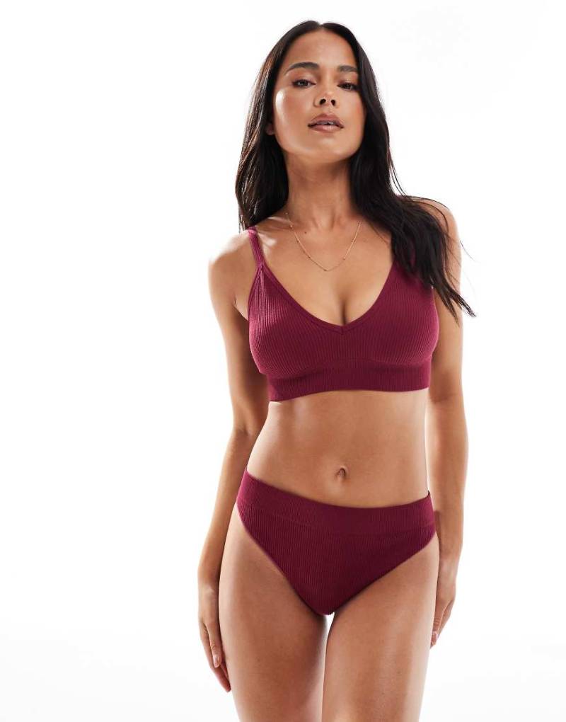 New Look - Gerippter, nahtloser Tanga in Burgunderrot von New Look