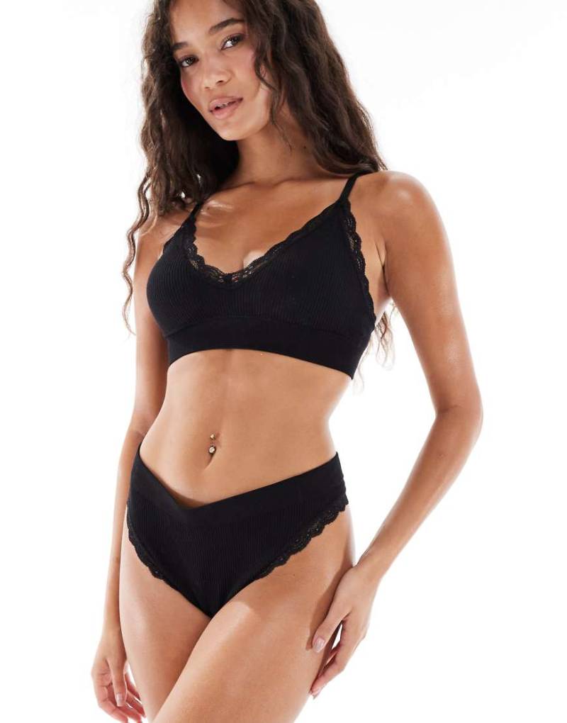 New Look - Gerippter, nahtloser Tanga in Schwarz mit Spitzenkante von New Look