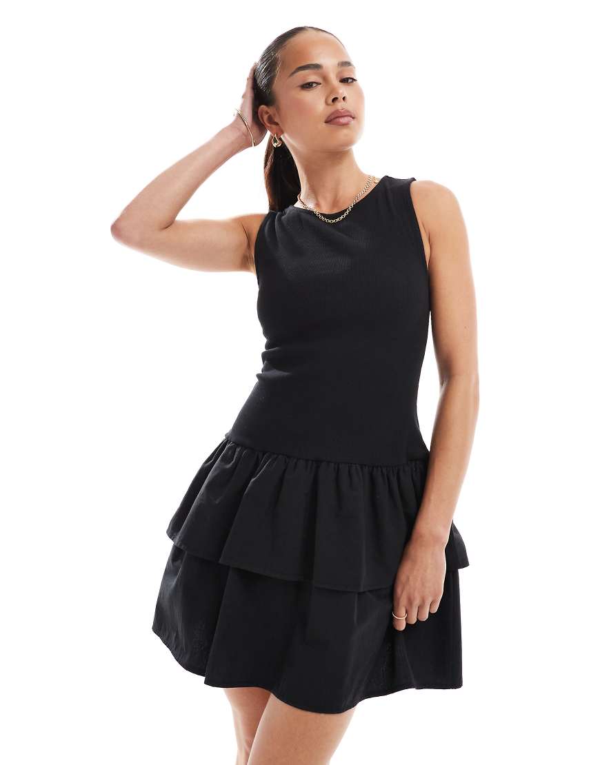 New Look - Geripptes Jersey-Minikleid in Schwarz mit gestuftem Rock von New Look