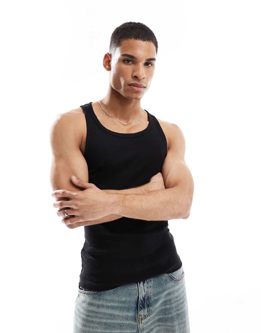 New Look - Geripptes Trägershirt in Schwarz mit körperbetontem Schnitt New Look - Geripptes Trägershirt in Schwarz mit körperbetontem Schnitt von New Look