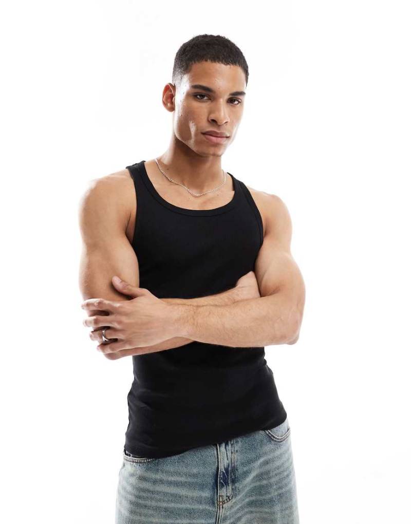 New Look - Geripptes Trägershirt in Schwarz mit körperbetontem Schnitt von New Look