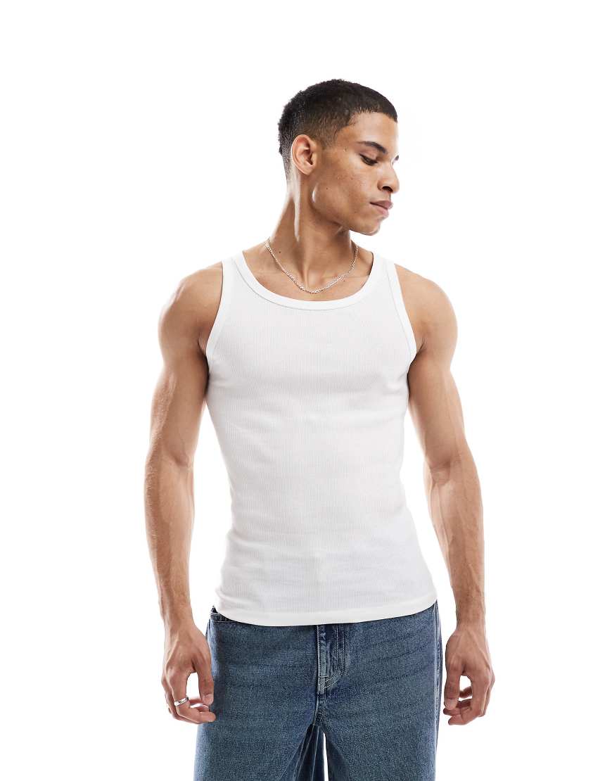 New Look - Geripptes Trägershirt in Weiß mit körperbetontem Schnitt New Look - Geripptes Trägershirt in Weiß mit körperbetontem Schnitt von New Look